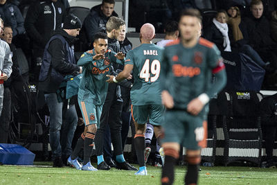 De wissel van Babel wordt door het uitvak met enig cynisch gejuich begroet... © Pro Shots