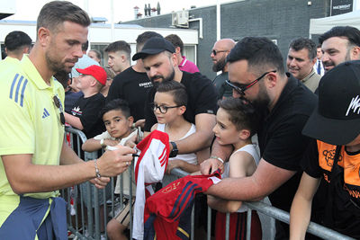 Henderson neemt voor iedereen de tijd. © SV Ajax