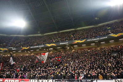 Volle bak achter de club! © De Brouwer