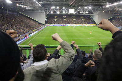 Altijd achter je club. © De Brouwer