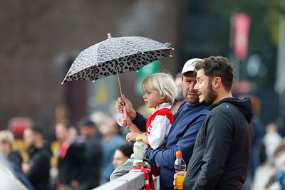 Kleine paraplu voor de kleine man. © De Brouwer