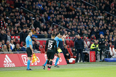 Hier wordt Ajax nog gered door een soort van verdwaalde handsbal. © De Brouwer