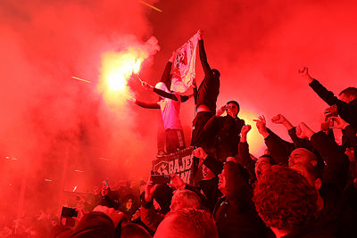 Ook tijdens de return kleurt het stadion rood. © De Brouwer