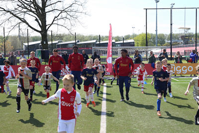 Sta je plots samen met je helden op het veld! © De Brouwer