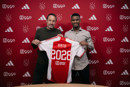 Hato Verlengt Contract 1200