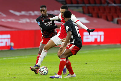 Mazraoui is een van de weinige Ajacieden die een acceptabel niveau haalt. © De Brouwer