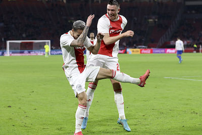Berghuis probeert de Neres-rol te pakken. Het is nog even oefenen! © De Brouwer