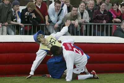Als er iemand tackles kan inzetten, dan is het wel Yakubu! © Ajax Images
