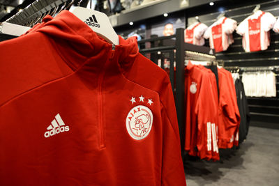 We gaan over naar de trainingslijn. Ouderwets rood! © Ajax Life