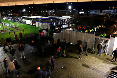 Het is stil onder de uitsupporters als de trappen worden afgedaald... © De Brouwer