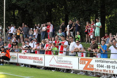 Keurig applaus bij de opkomst. © SV Ajax