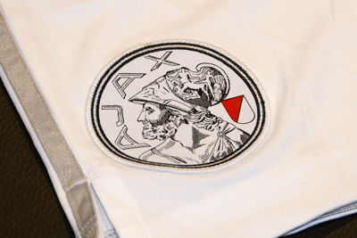 Ook op de broekjes spotten we het oude logo. © Ajax Life