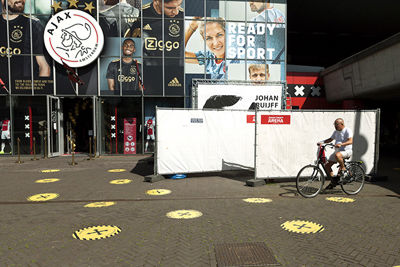 Het is een klein wondertje dat er niets uitlekt... © Deze man verdient een standbeeld