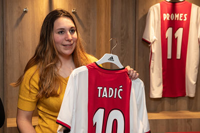 Geen zorgen, ze hing het shirtje keurig netjes terug. © Pro Shots