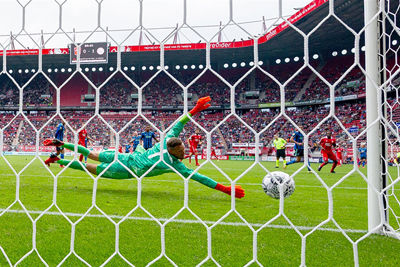En ja hoor, daar is de tik op de neus. Stekelenburg kan niks meer doen. © Pro Shots