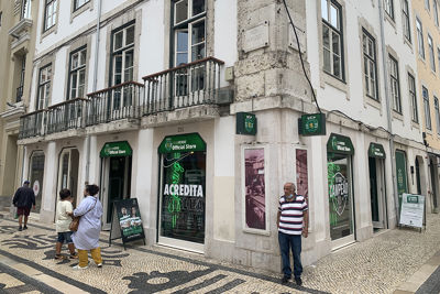 Dit is de opzichter van de Sporting-fanshop. Nee oké, dit verzinnen we. © Ajax Life