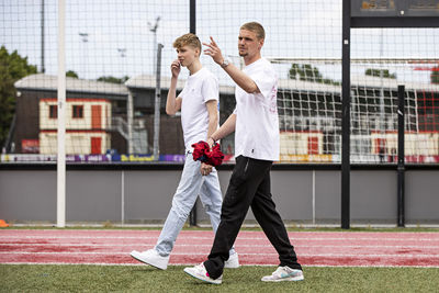 De middenvelder leidt Dyon rond op De Toekomst. © Pro Shots 