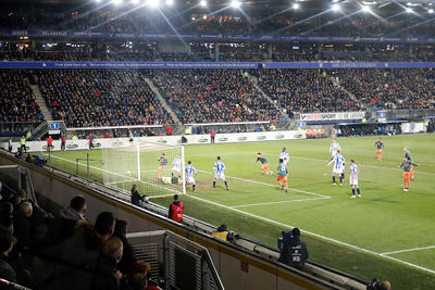 Het is blijkbaar geen buitenspel en dus is de 0-2 in de maak, uit een corner! © De Brouwer