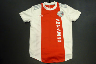 Kijk, er is ook een getailleerd damesshirt! © Ajax Life