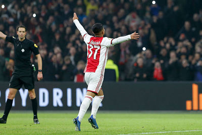 Jawel, de jongst scorende debutant ooit in het Ajaxshirt! © De Brouwer