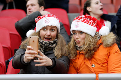 Precies op deze manier kijken we een halfuur lang naar het geploeter van Ajax...