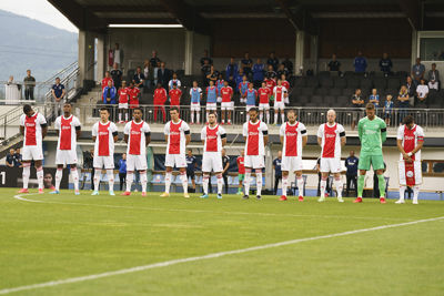 Voorafgaand aan het duel wordt er een minuut stilte gehouden voor Noah Gesser. © Pro Shots