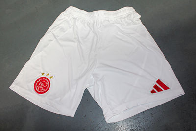 Witte korte broek zonder strepen. © Ajax Life
