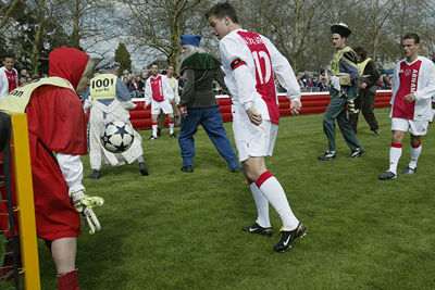 Ging hier een voorzet op maat van Sikora aan vooraf?! © Ajax Images