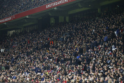 De tribunes zitten lekker vol. © De Brouwer