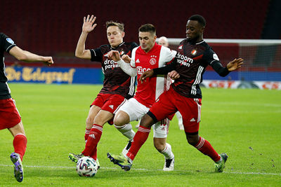 En ondertussen loopt Ajax steeds vaker en sneller vast... © De Brouwer