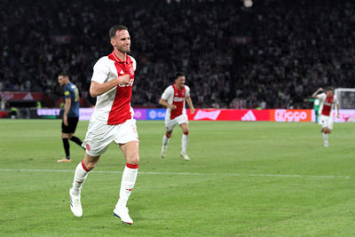 Van den Boomen kijkt niet alsof hij heeft gescoord, maar het is toch echt zo! © SV Ajax