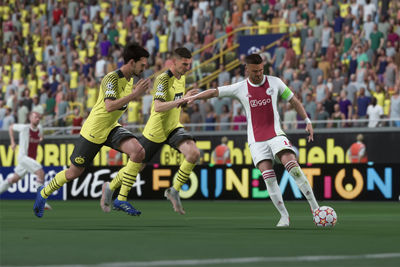 Tadic doet wat terug en knalt de bal tegen de touwen. © para182x
