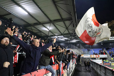 We gaan beginnen. Supporters laten zich horen. © De Brouwer