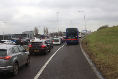 Helaas zijn flink wat supporters noodgedwongen op de buscombi aangewezen. © De Brouwer