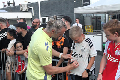 Tijd voor handtekeningen! © SV Ajax