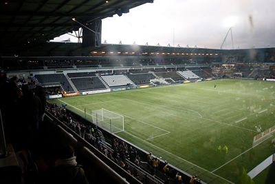 Altijd fascinerend: een lege hoofdtribune in de rust van een potje tegen Ajax. © De Brouwer