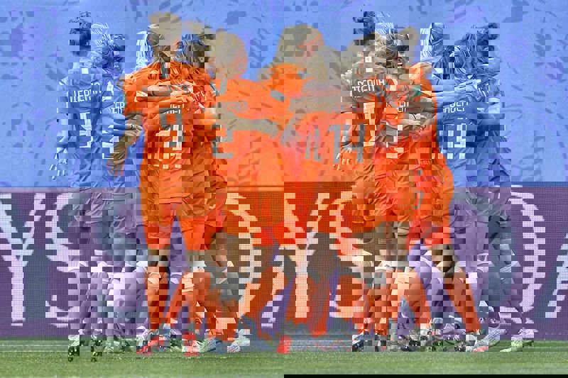 oranje-vrouwen-1200
