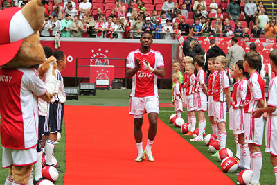 De handen gaan op elkaar voor Hato. © SV Ajax
