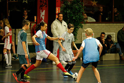 Lang uitschuifbeen ontfutselt hier een bal. © De Brouwer