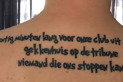 Marcel liet de tekst van Negentig minuten lang op zijn rug zetten. © Marcel