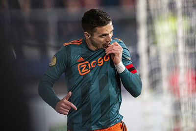 Tadic staat op zijn strepen, roept de rest tot de orde en geeft het voorbeeld. Top! © Pro Shots