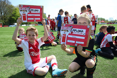 Hatsa! Dat diploma gaat mee naar huis. © De Brouwer