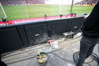 Fakkel tussen de bedrading... Meteen geblust met emmer zand. © De Brouwer