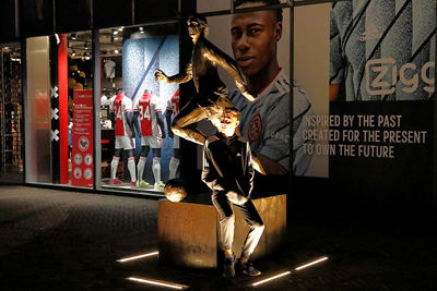 Ook in het donker staat Cruijff er goed bij! © De Brouwer