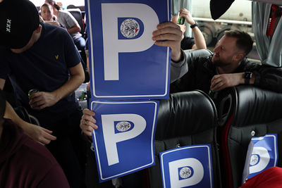 Er zijn voldoende parkeerbordjes mee. © De Brouwer