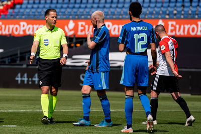 Klaassen probeert Makkelie nog uit te leggen dat het de schouder was. © Pro Shots