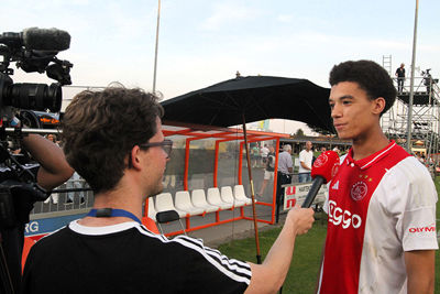 De trotse Bouwman mag uitleggen hoe tof het was. © SV Ajax