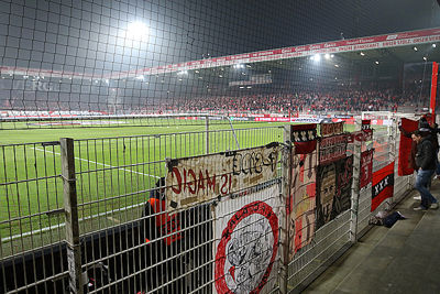 Alleen de hoofdtribune heeft stoeltjes. © De Brouwer