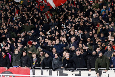 En aan het sfeertje ligt het echt niet: Ajax krijgt volle bak steun! © De Brouwer