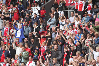 Wie wil er een shirtje? © SV Ajax